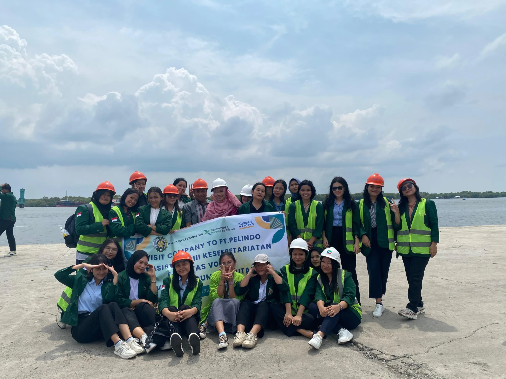 Visiting Company and Sharing "Fungsi dan Tugas Sekretaris" di Pelindo Program Studi D3 Kesekretariatan